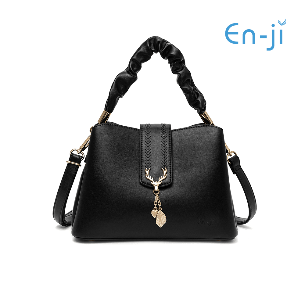 Tas Tangan En-ji Sassi Warna Hitam dengan Detail Kerut dan Tali Panjang yang Bisa Diatur