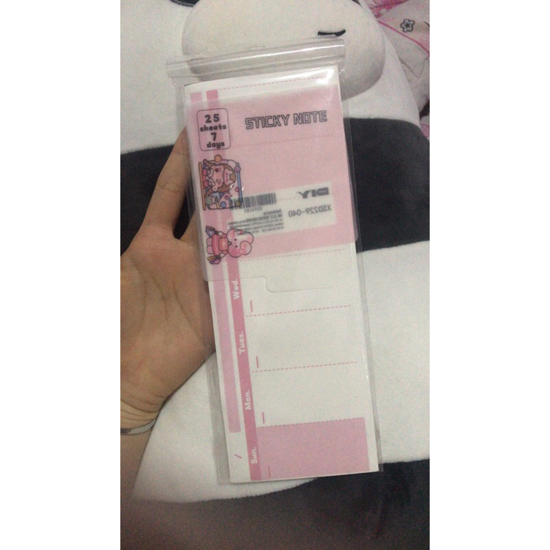 

PINK CUTE BUNNY GIRL 7 DAYS 25 SHEETS STIKY NOTE NEW MR DIY