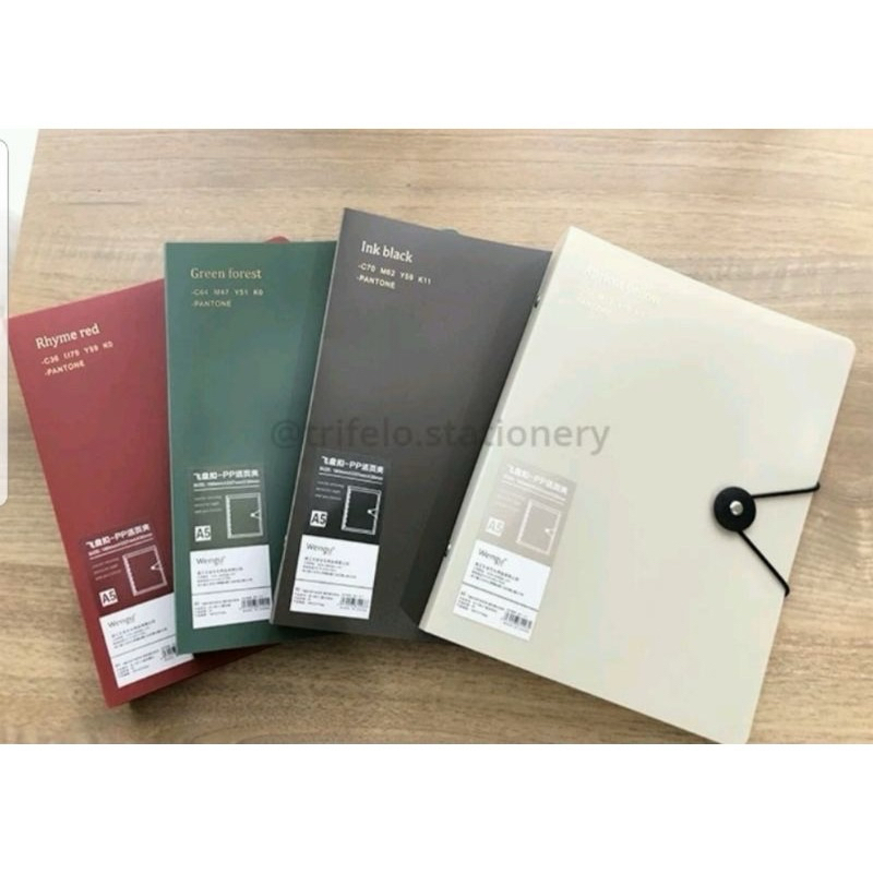 

BINDER NOTE A5-20H WENGU HITAM