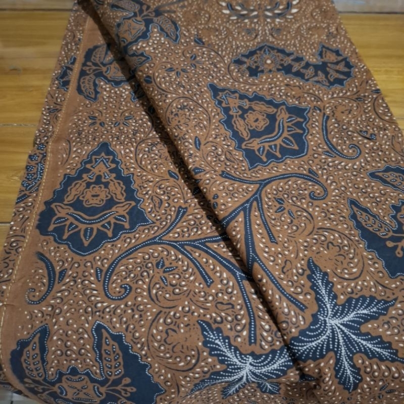 Jarik dan Rok Wiru Selendang Kemeja Batik Wahyu Temurun Klasik Warna Lasem Bawahan Kebaya Beskap Pen