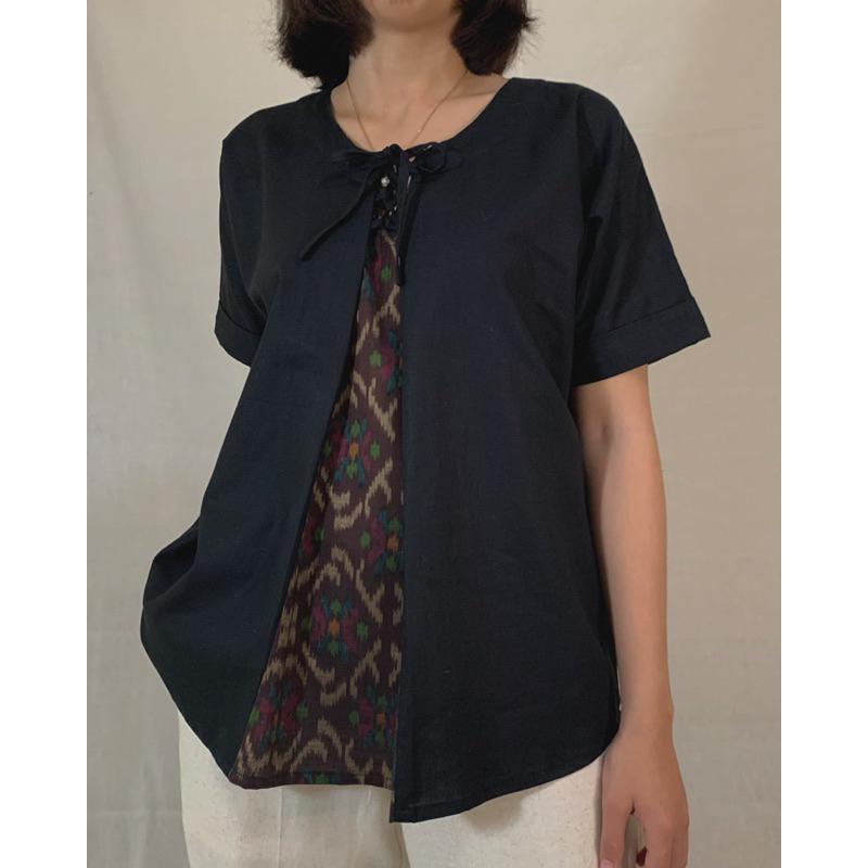 SAGARA Chiraa Blouse Wanita (Kombinasi Linen & Tenun Endek Bali)