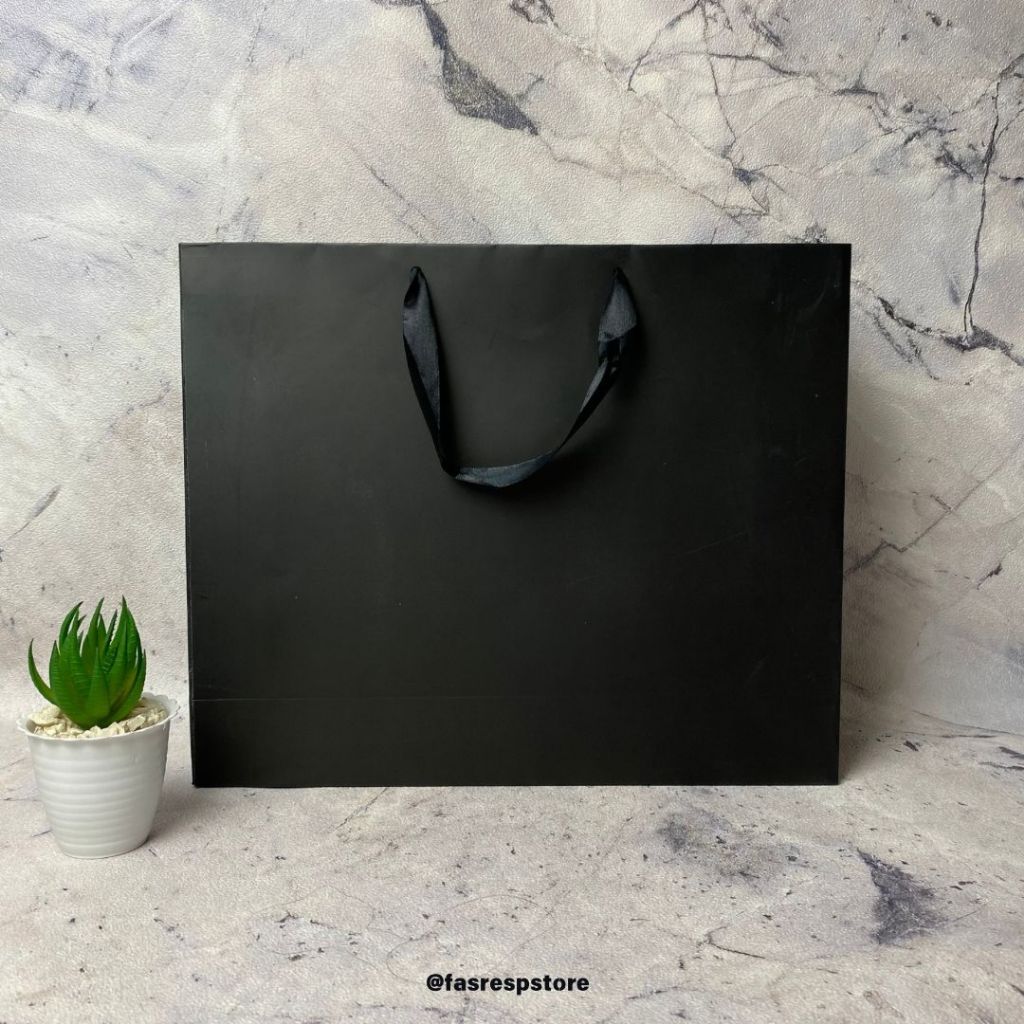 

Paper Bag Desain Hitam 36x30x10 cm Tas Kado Gift Premium