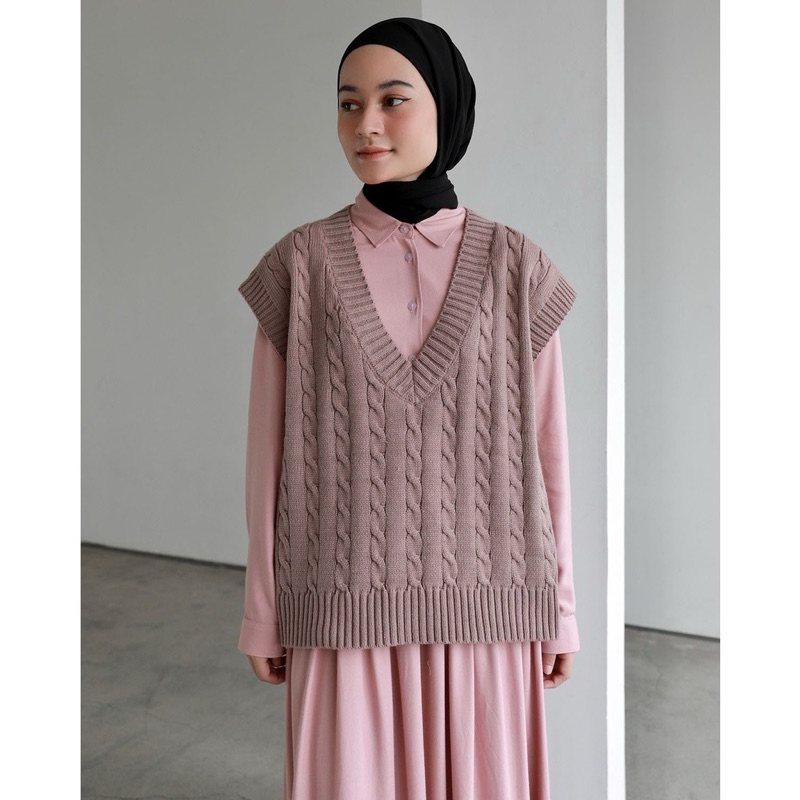 PRELOVED Saba Modest Cable Knit Vest