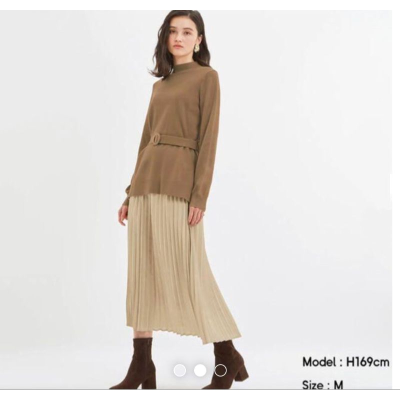 GU PLEATED SKIRT IN GOLD