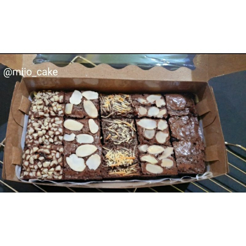 

Fudgy Brownies 15 potong ukuran 20×10 cm