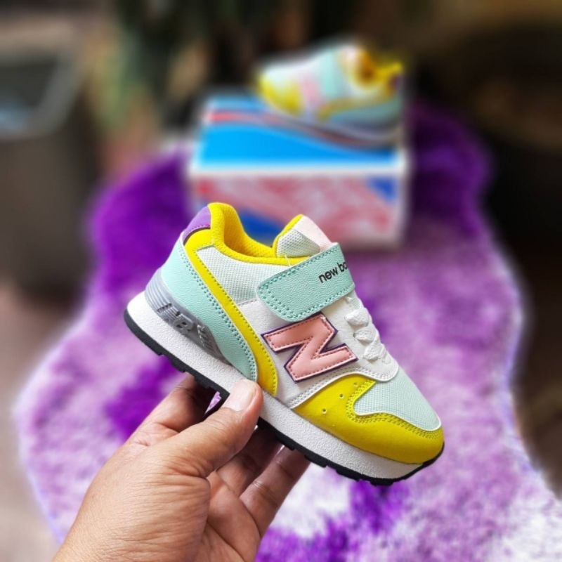 SEPATU ANAK PEREMPUAN DAN LAKI LAKI SNEAKERS ANAK MODEL PEREKAT TALI SNEAKERS ANAK IMPORT WARNA KUNI