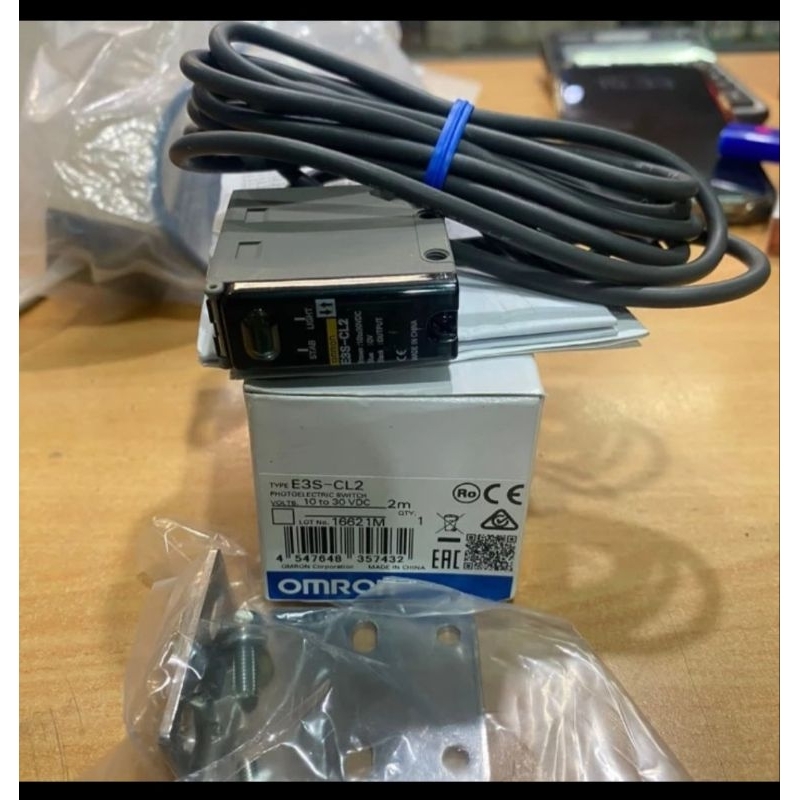 E3S-CL2 2M OMRON PHOTOELECTRIC SENSOR