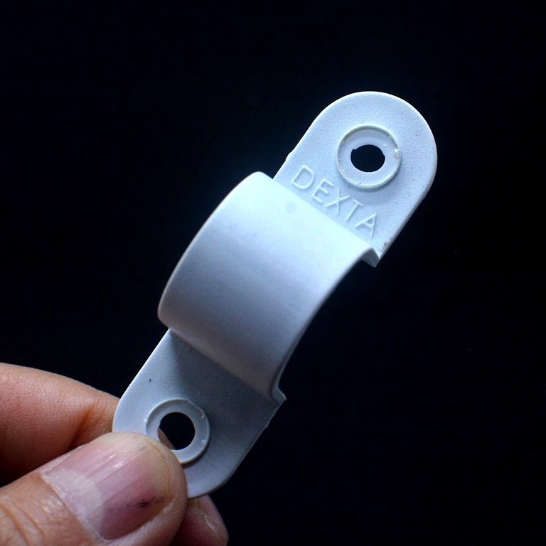 61J KLEM PIPA CONDUIT PUTIH Pralon Paralon Kabel Listrik 20 Mm 20mm Penjepit Perapih Kabel