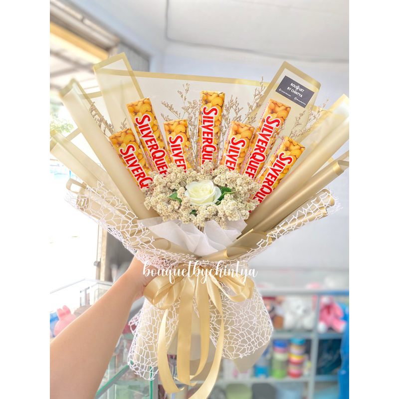 

BUKET COKLAT SILVERQUEEN / BUKET WISUDA / BUKET BUNGA MAWAR / BUKET VALENTINE / KADO HADIAH ULANG TAHUN