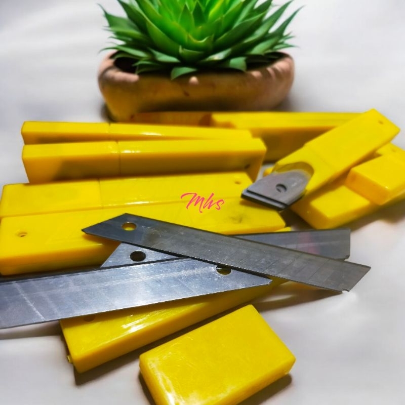 

Isi Refill Pisau Cutter Besar Serbaguna