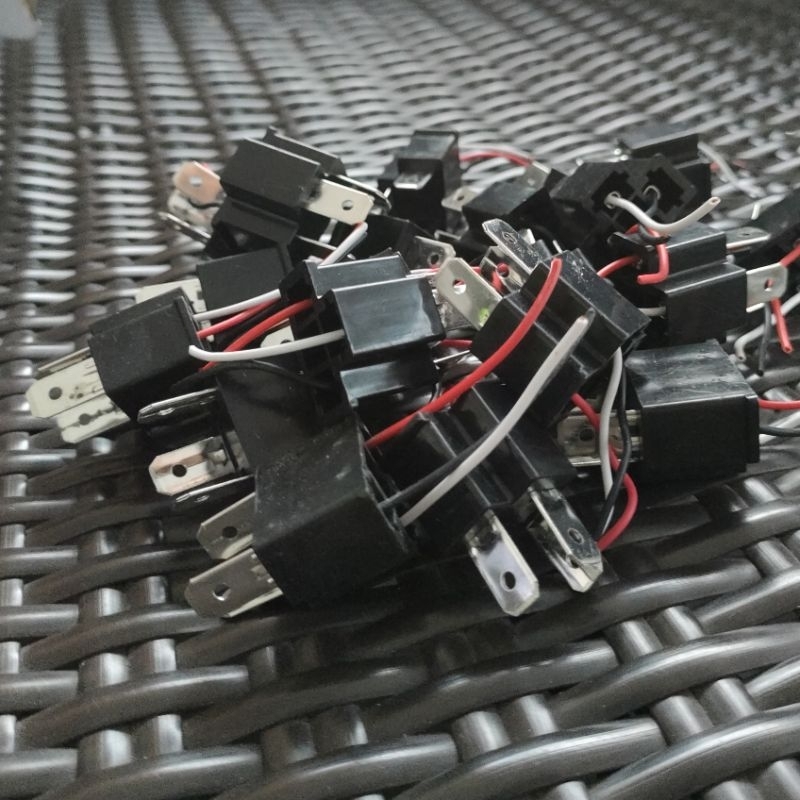 soket lampu h4 mobil motor