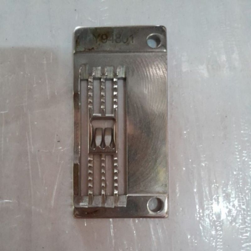 Y94801 Needle plat/tatakan/plat gigi mesin jahit overdek yamato