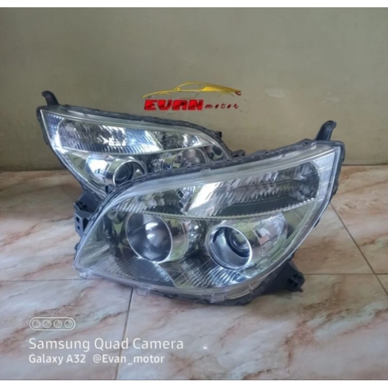 Lampu Depan Utama Mobil Toyota Rush Model 2012-2014 Kondisi Bekas Siap Pakai
