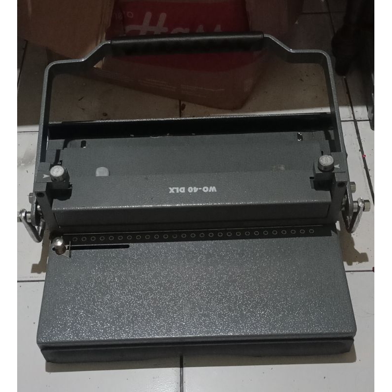 

mesin jilid spiral kawat lubang bulat besar dan lubang bulat kecil