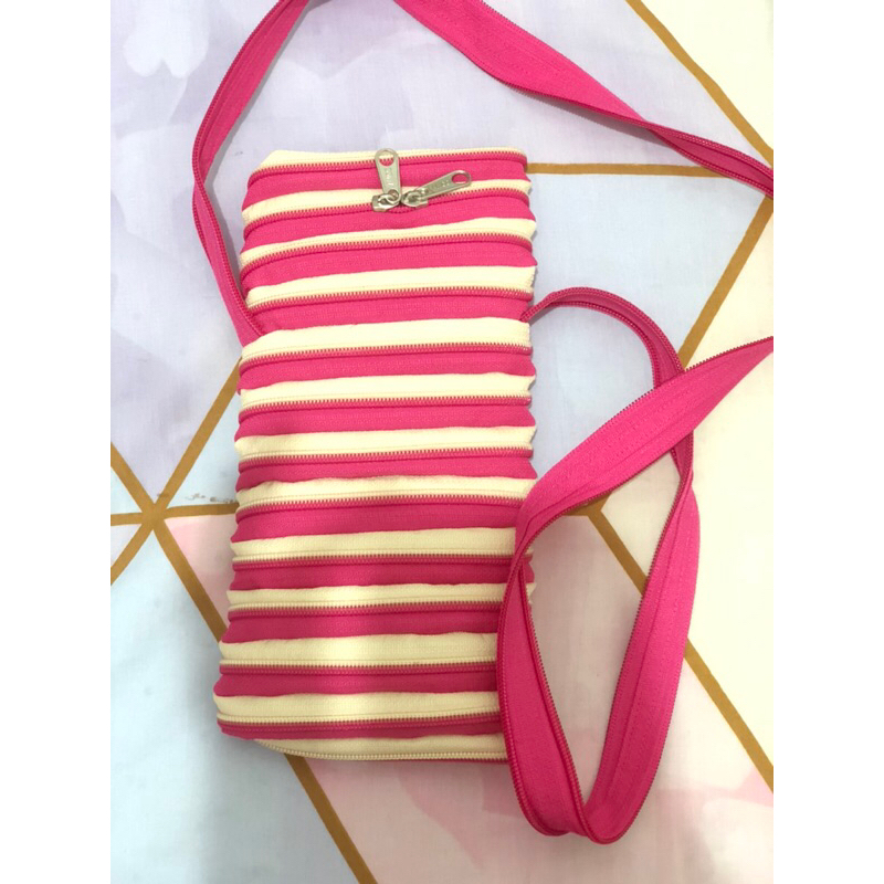 Zip n Roll Bottle Pouch Sarung Tempat Botol Minum Tumbler Pouch Pink White