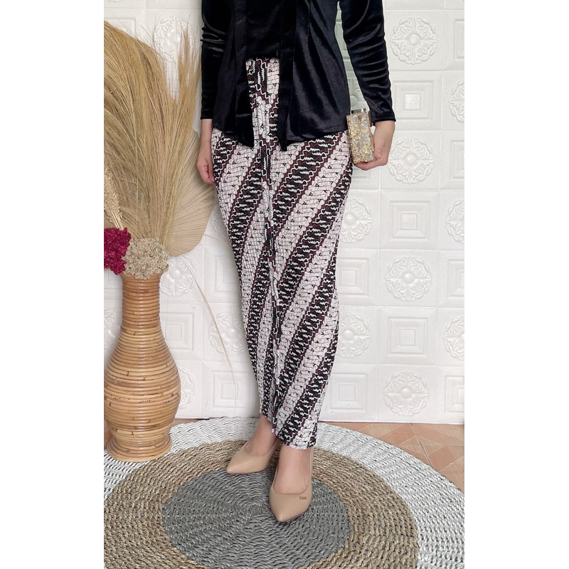 Rok plisket batik motif parang krem coklat hitam dan putih coklat hitam