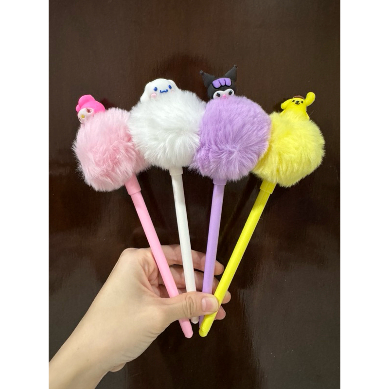 

Pulpen Pen Pompom Bulu Sanrio Pulpen Cute Melody Kuromi Cinnamorol Pompurin