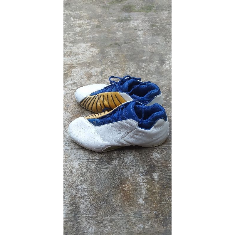 sepatu basket adidas T mac