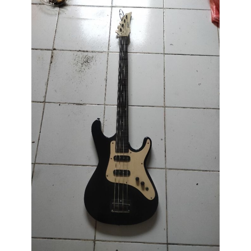gitar listrik bass Ibanez