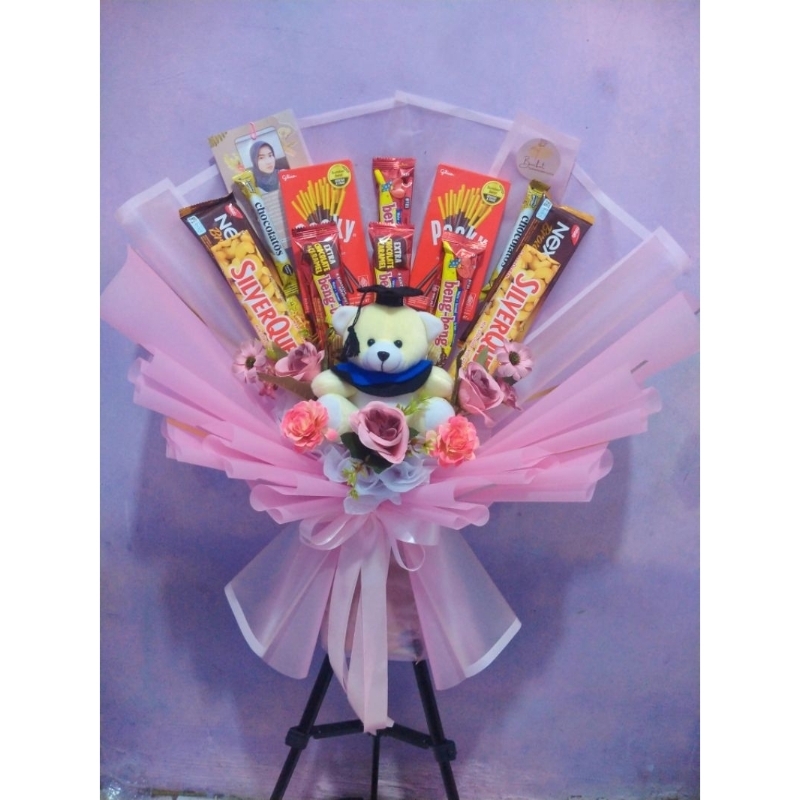 

Buket Boneka Wisuda Snack Cokelat Silverqueen Beng-Beng Pocky Nextar Chocolatos