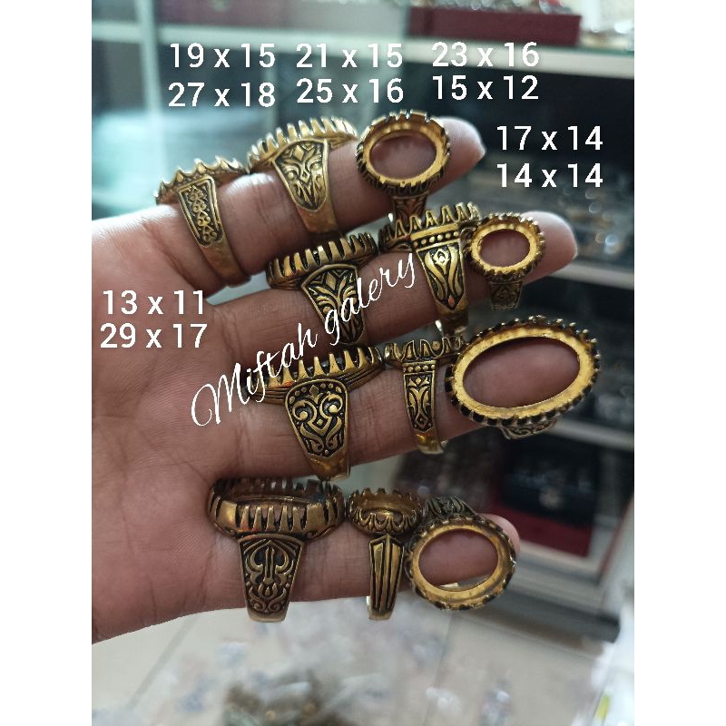 Emban cincin kuningan klasik gerigi