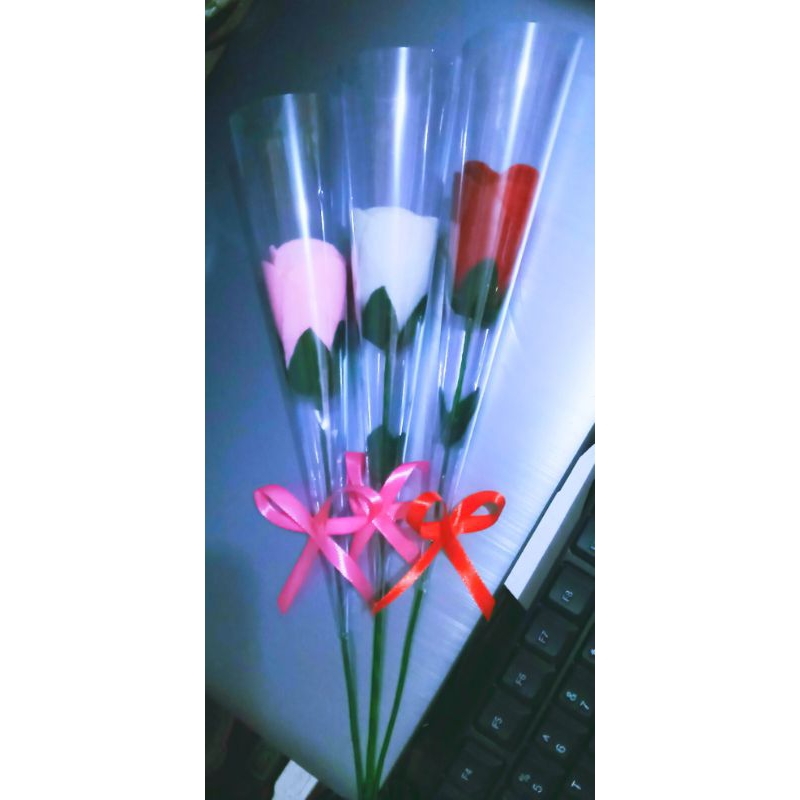 

BUKET SINGLE ROSE/MAWAR FLANEL BUNGKUS MIKA