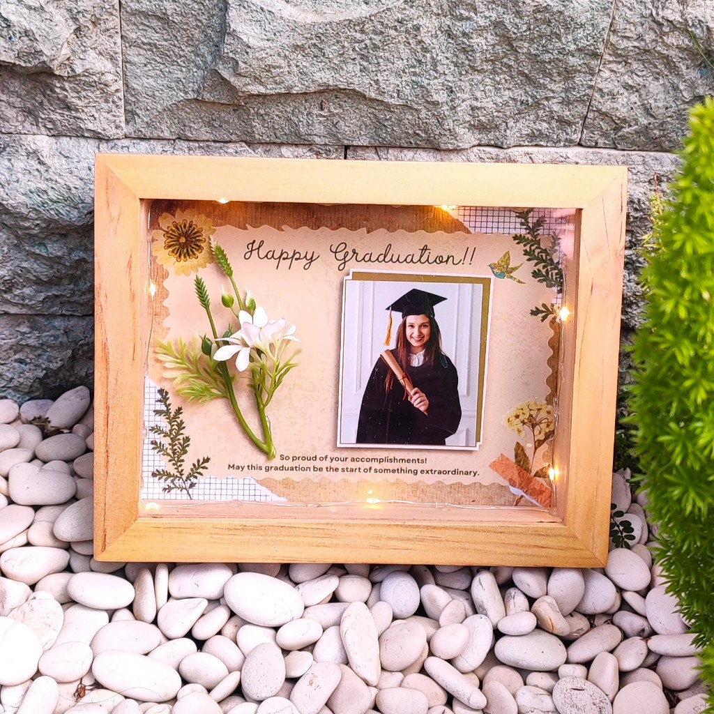 Hadah Wisuda Custom Aesthetic Frame Kayu Kaca Bingkai Foto 3D Kado Graduation Bunga Nyala Led Bunga