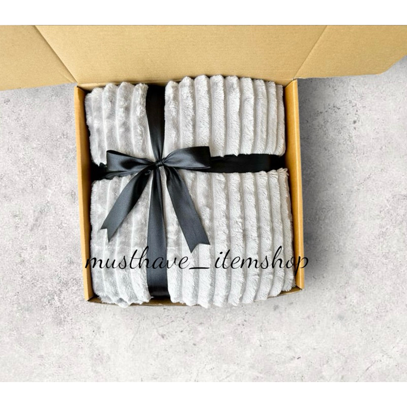 

hampers selimut sofa cover 2 in 1 premium emboss 3D polos kado pernikahan wedding gift ulang tahun
