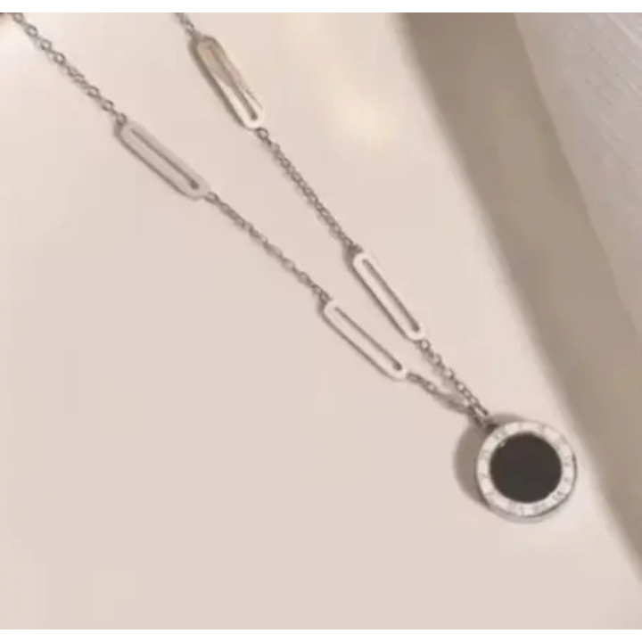 Kalung Titanium Rantai Gold Liontin Angka Romawi Hitam dan Putih Kalung wanita premium bulat angka r