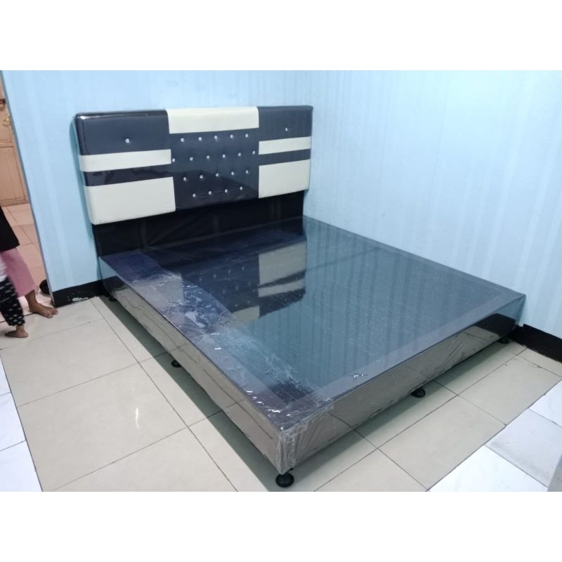 ranjang kayu sandaran minimalis