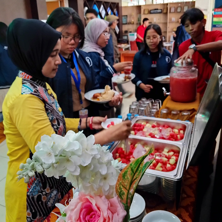 

Catering Prasmanan Paket Rumahan Wedding Harian Drop Off