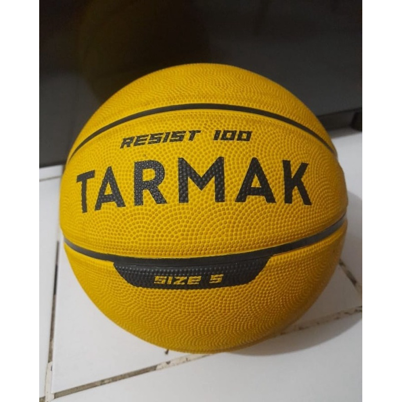Bola basket tarmak bekas