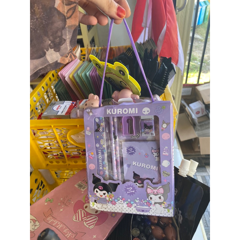 

Set alat tulis motif lucu random