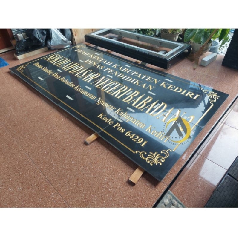 

Granit hitam glossy Prasasti papan nama ukir leter grafir 240x120