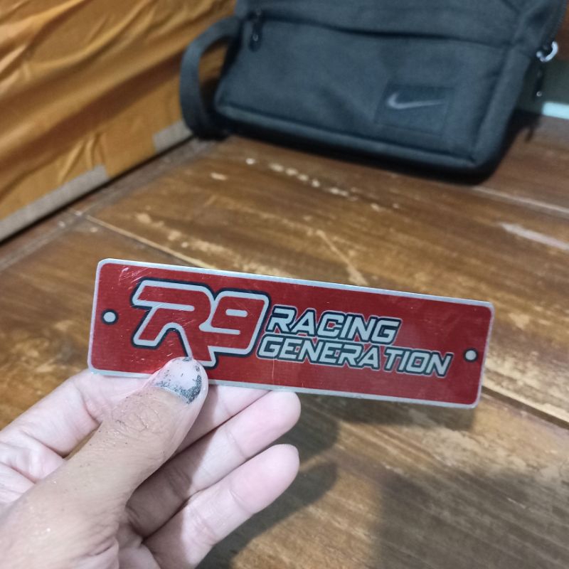 EMBLEM KNALPOT RACING MERK R9 RACING MERAH