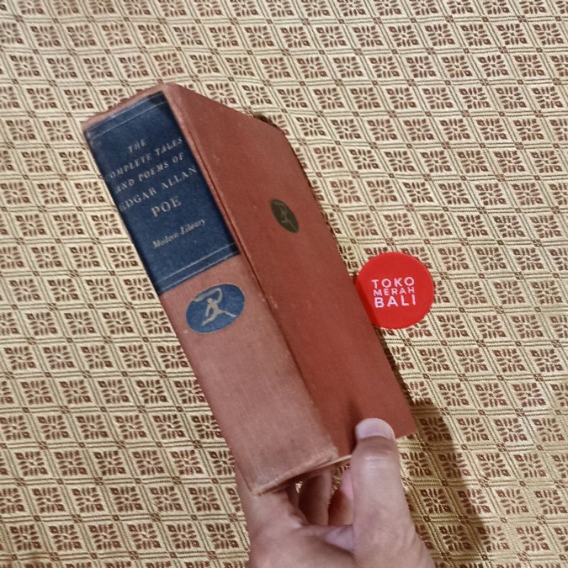 Buku Edgar Allan Poe edisi 1938, buku The Complete Poems and Tales, buku tanda tangan kolektor signe