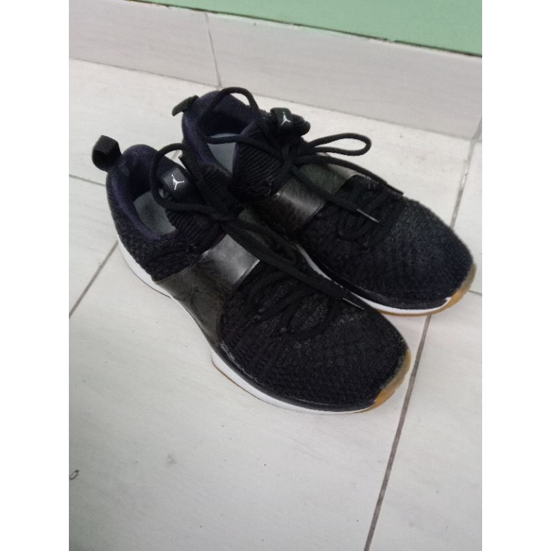 sepatu voli second 41