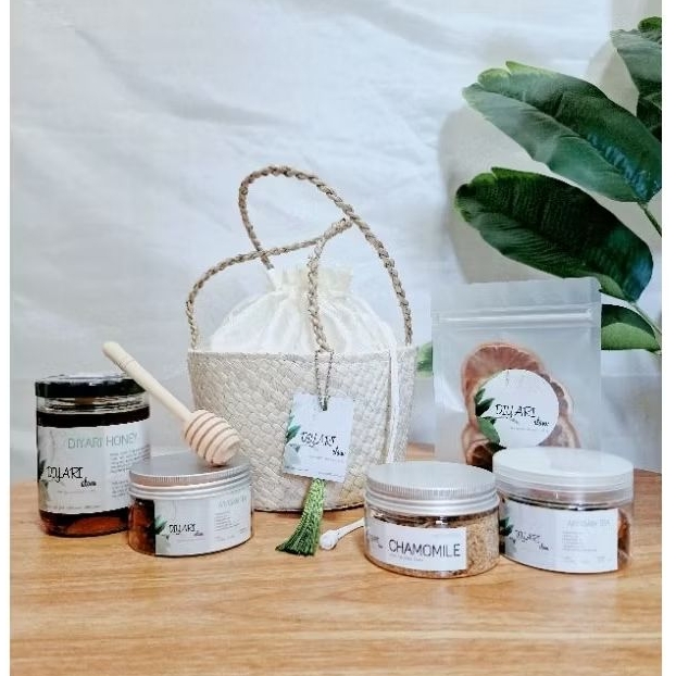 

Hampers 250 gr Organic Diyari Honey + 3 artisan tea + lemon + honey dipper + sustainable bag (anyaman pandan)