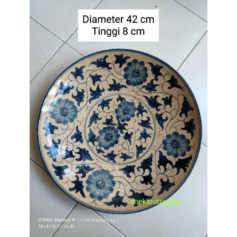 piring keramik lukis gambar bunga biru di buat seperti antik kuno untuk dekorasi hiasan dinding