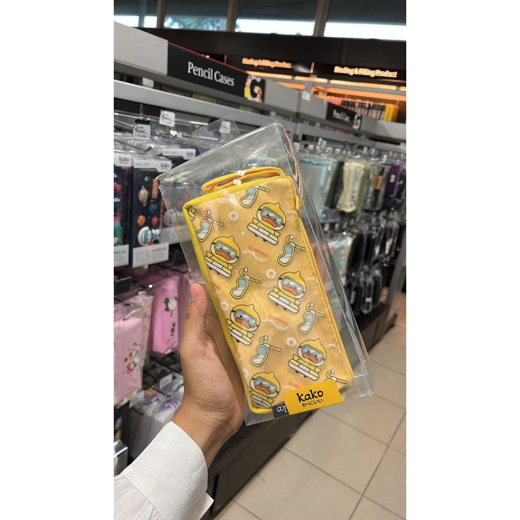 

Gramedia -KAKO PENCASE LRG TRIANGLE NOMO DUCK YELLOW SUMMER SERIES MHL