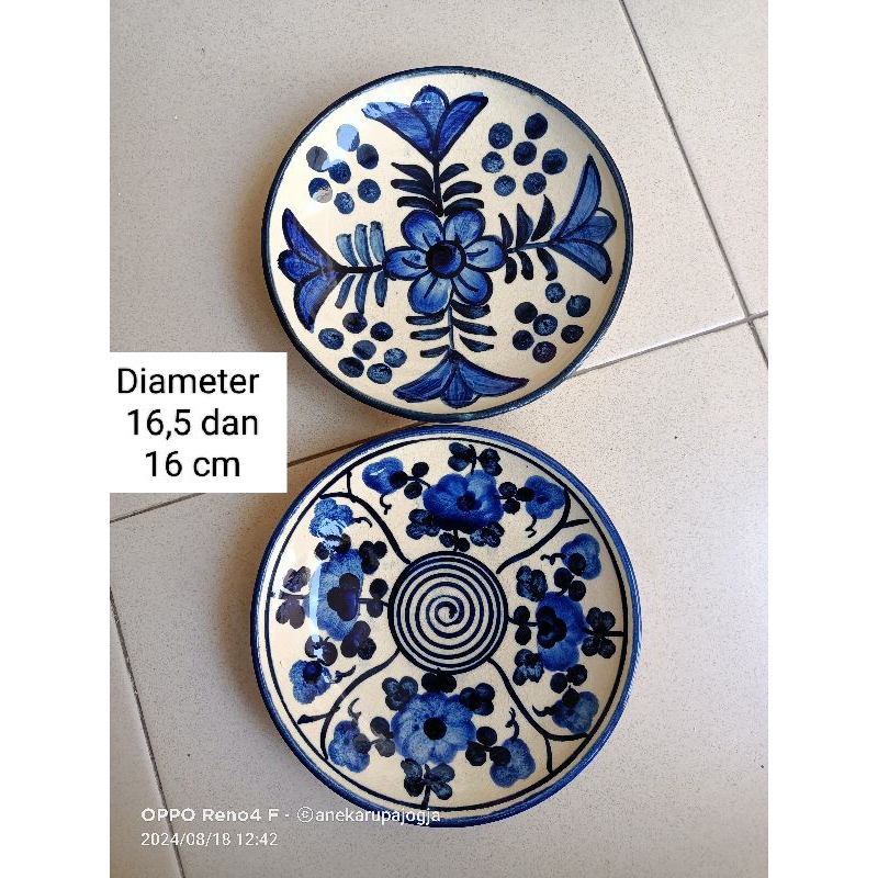 2 buah piring keramik lukis biru putih untuk dekorasi hiasan dinding