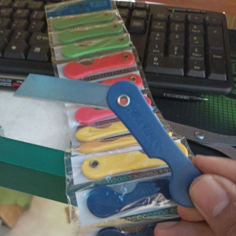 

Cutter kecil murah, bisa dilipat dan tajam, aman di kantong celana