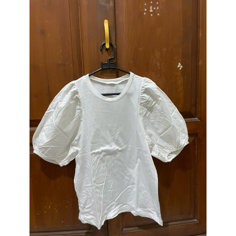 GU UNIQLO atasan putih lengan balon