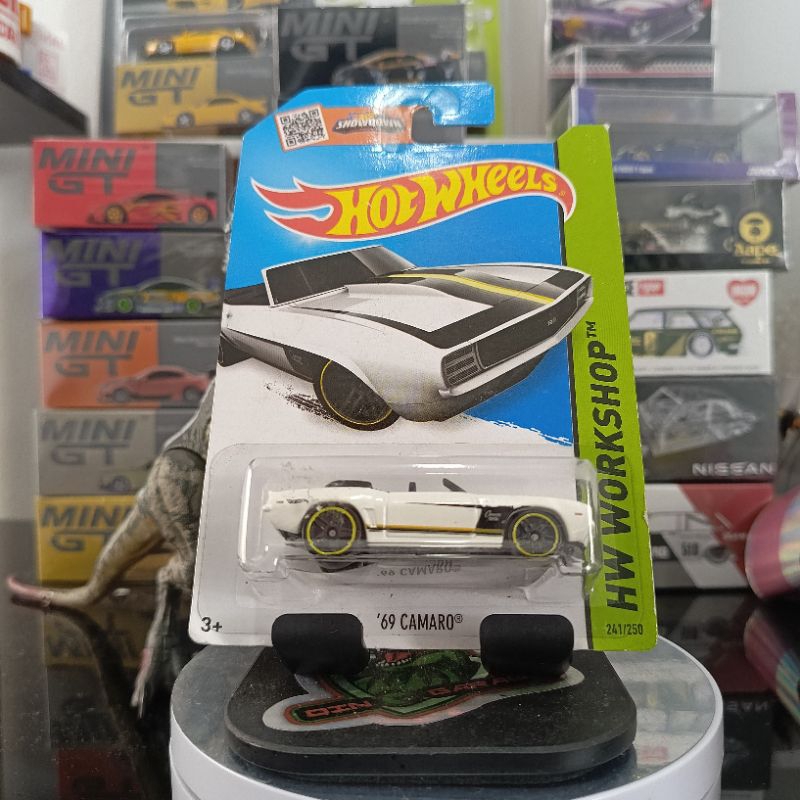 hotwheels 69 camaro putih