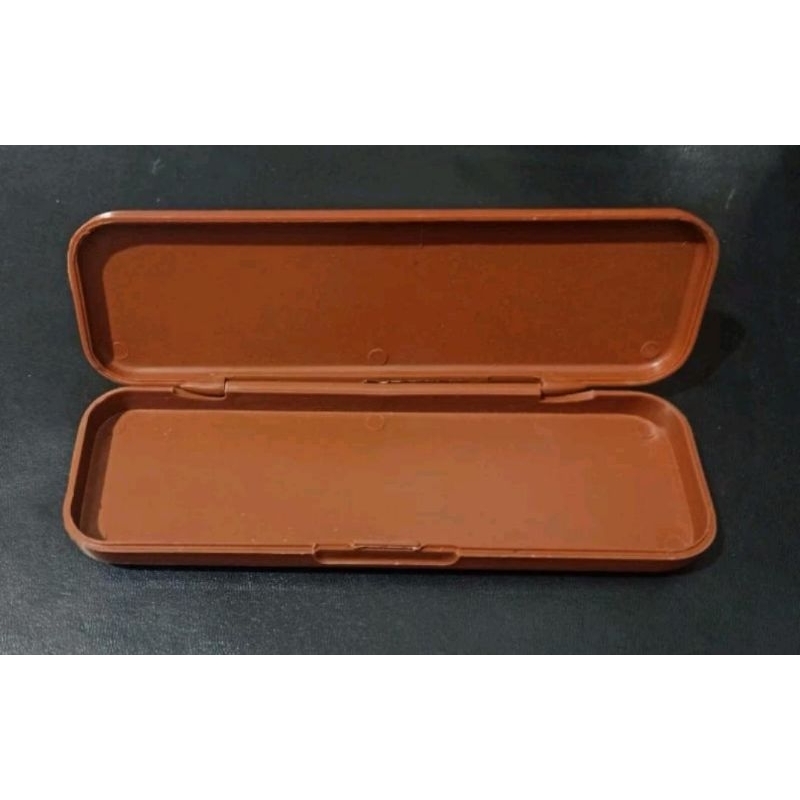 

kotak pensil pencil case gambar rabbit tepak bolpoin pen bolpoint ballpoint sekolah peralatan tulis penghapus penggaria warna coklat cokelat brown kelinci sapi singa lion cow dosgrip dos grip krip