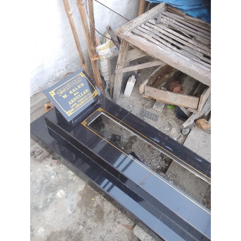 kijingan makam prasasti batu nisan ukir