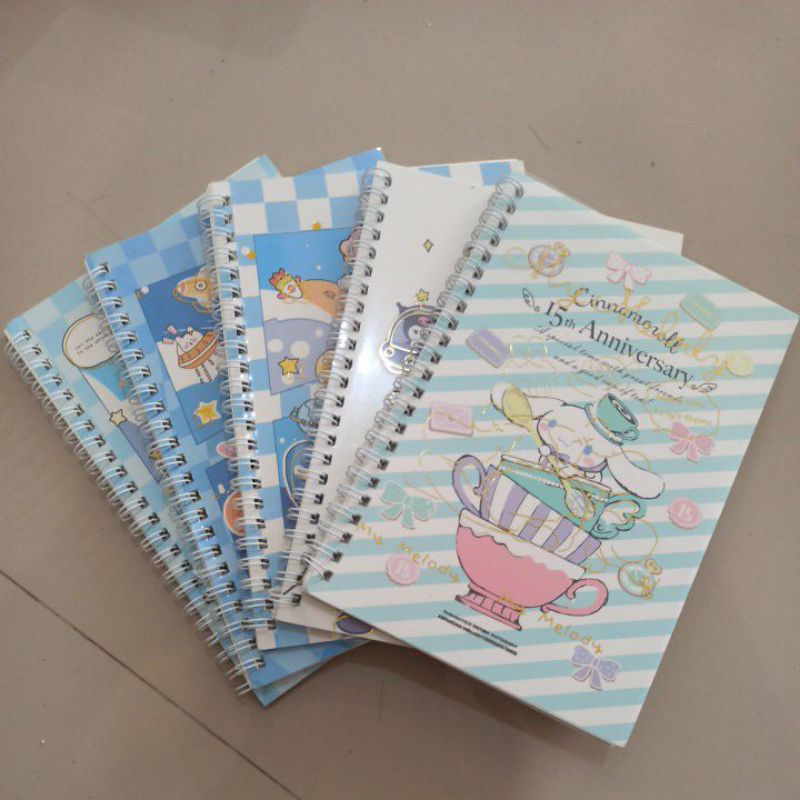 

BUKU TULIS UKURAN STANDAR EDISI CINAMOROLL DAN MONO