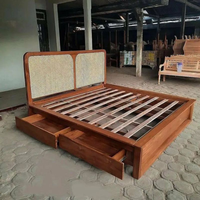 tempat tidur minimalis jati sandaran rotan dan laci