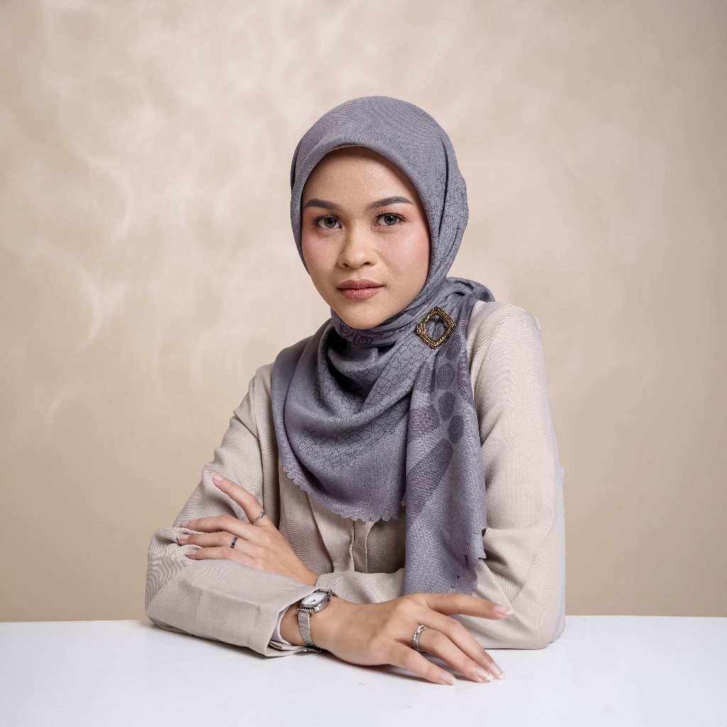 Penawaran Terbatas [Minor Defect] BIA by Zaskia Mecca - Elsa Scarf Kerudung Segi Empat