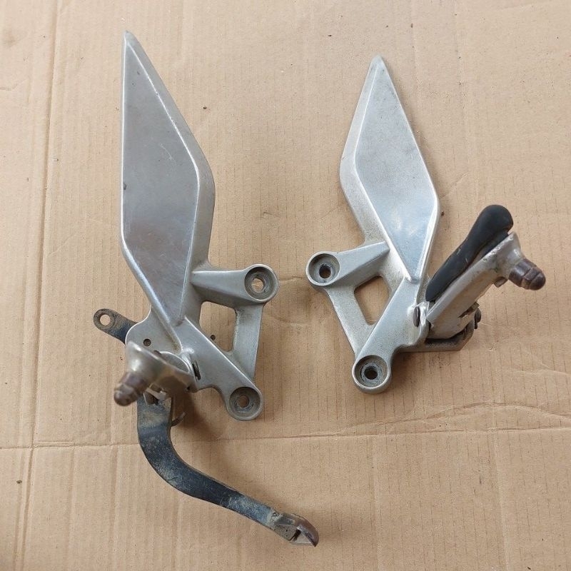 FOOTSTEP BUSTEP  STEP DEPAN HONDA CBR 150R OLD ORIGINAL